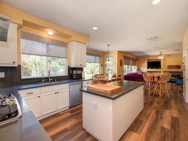 Building Photo - 5 Bedroom Single Family Home in Sacramento