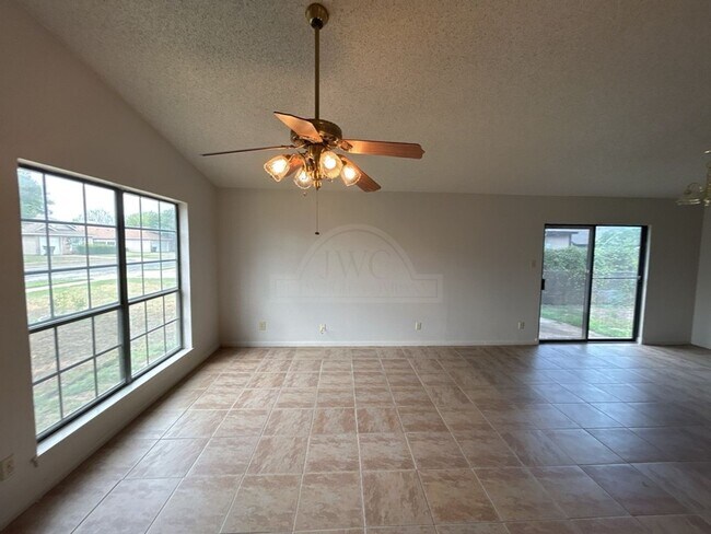 Foto del edificio - 2503 Hemlock Dr