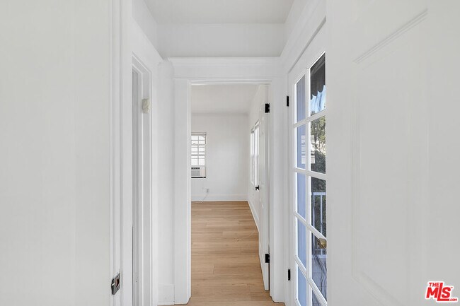 Foto del edificio - 837 N Heliotrope Dr