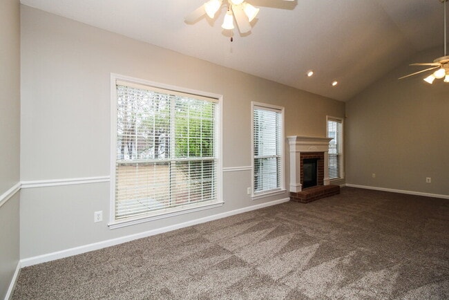 Building Photo - 22 Saratoga Pl