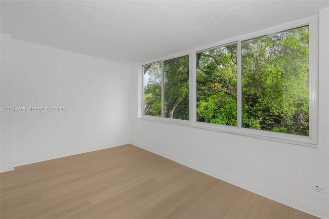Building Photo - 445 NE 195th St