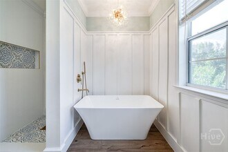 Building Photo - 8 Bushwood Dr