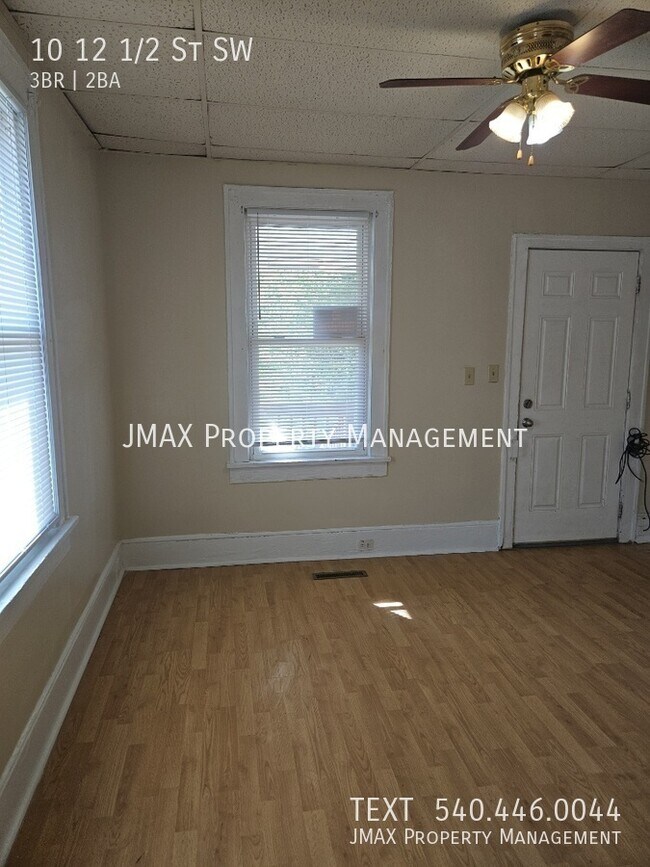 Foto del edificio - 10-12 1/2 12 1/2 St