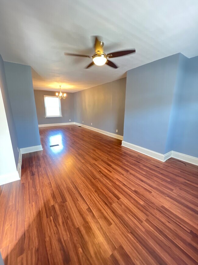Living/dining area - 116 W Virginia Ave