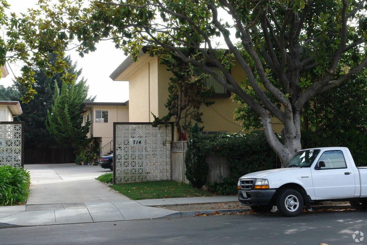 Building Photo - 714 N Claremont St