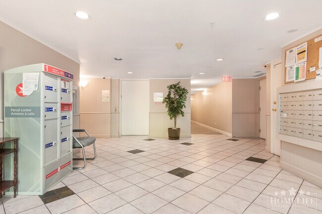 Building Photo - Spacious and well-maintained 2 bed, 2 bath condo available in the heart of East Newton!