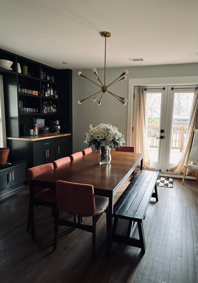 Armarios empotrados a medida para almacenamiento adicional - 728 Pearce St SW