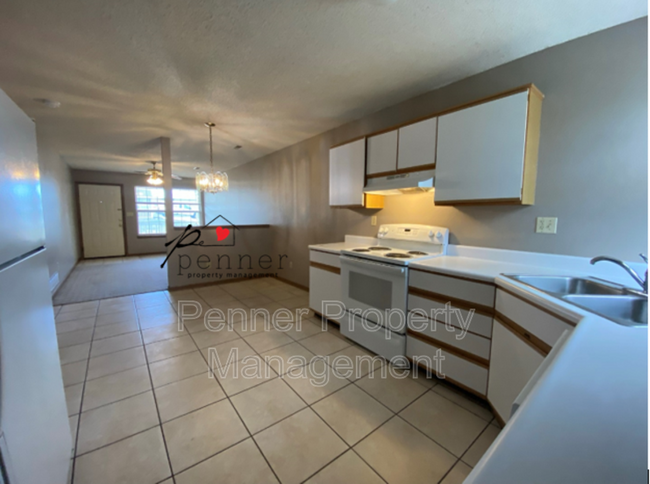 Building Photo - 2000 SW Sandstone Ct