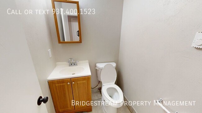 Building Photo - 2 bedroom, 1.5 bath townhome with 1 car at...