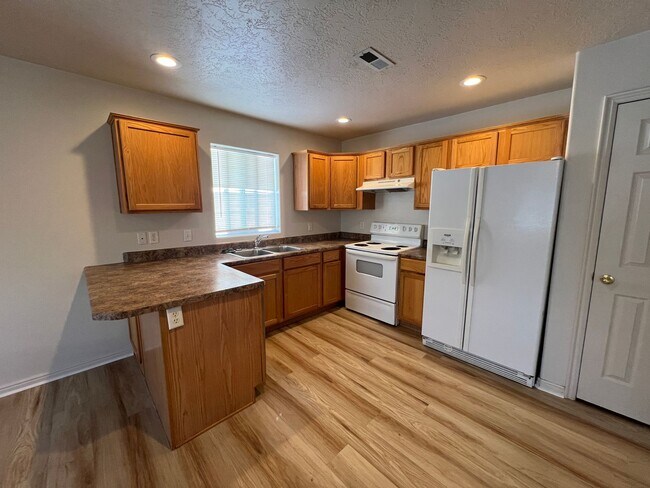 Foto del edificio - 3 bedroom, 2 bath in Cedar Willows