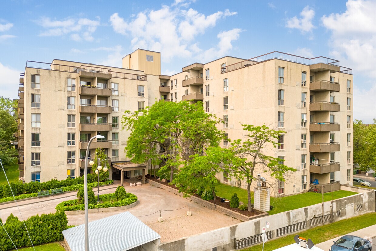 2605 De La CôteVertu, SaintLaurent, QC H4R 2A9 Apartments 2605 De