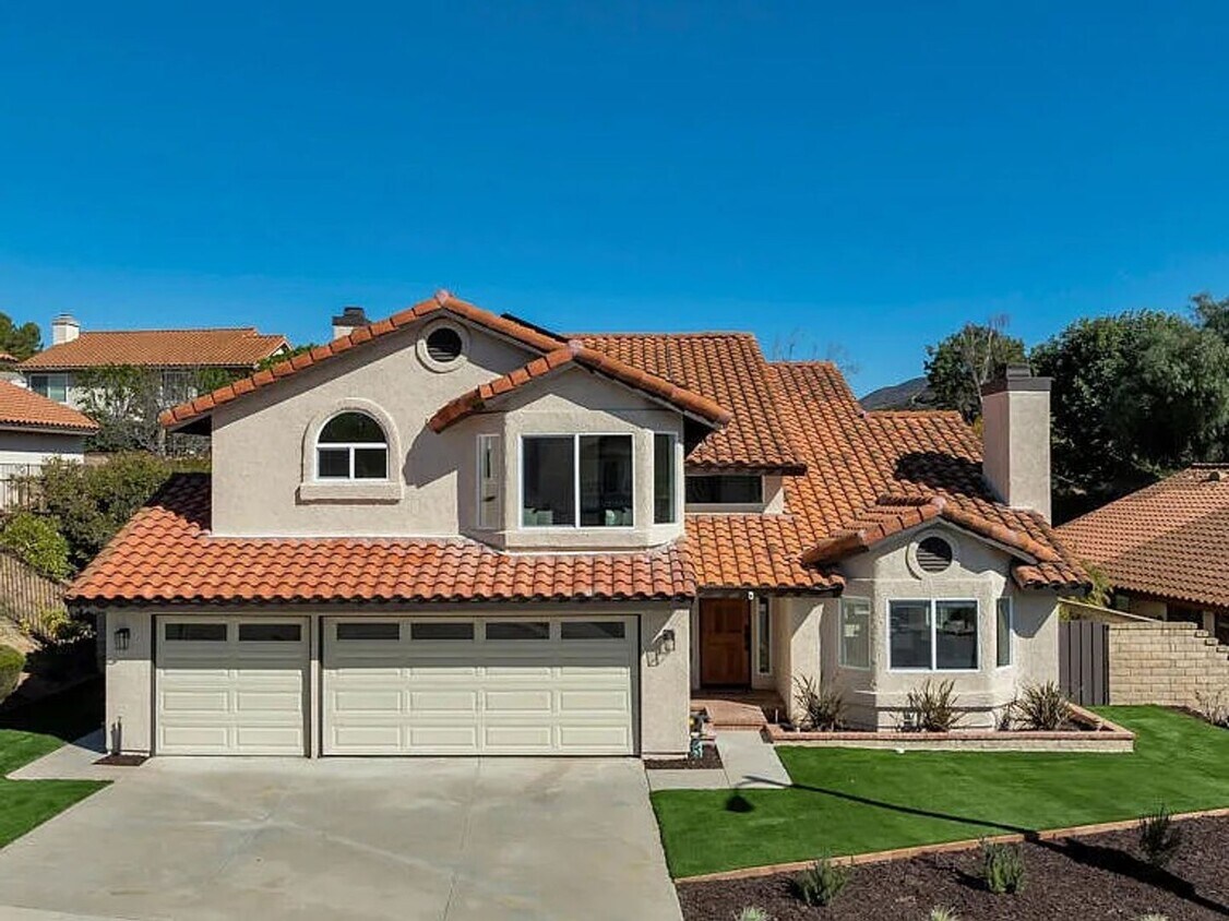 Foto principal - MOVE-IN READY 4+3 w/upgrades, great floorp...