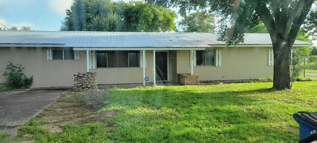 Building Photo - 404 SW 10th St