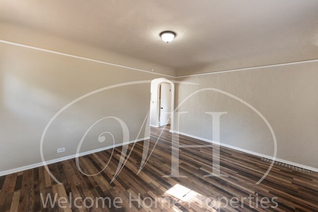 Building Photo - Newly Updated 2 Bedroom With Detached Gara...