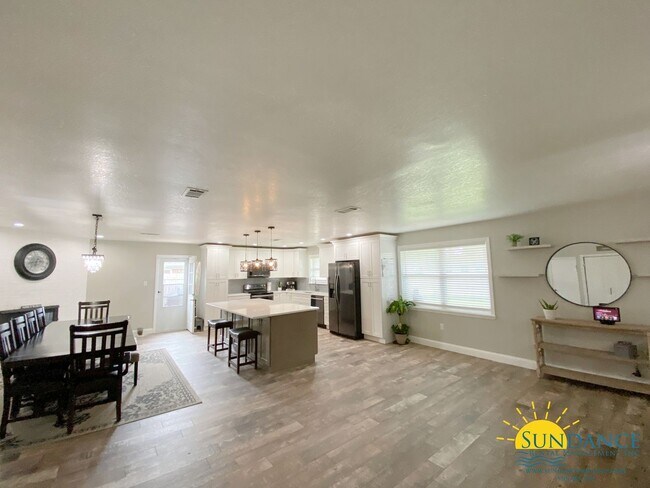 Building Photo - Gorgeous 4 Bedroom Lake Lorraine home!
