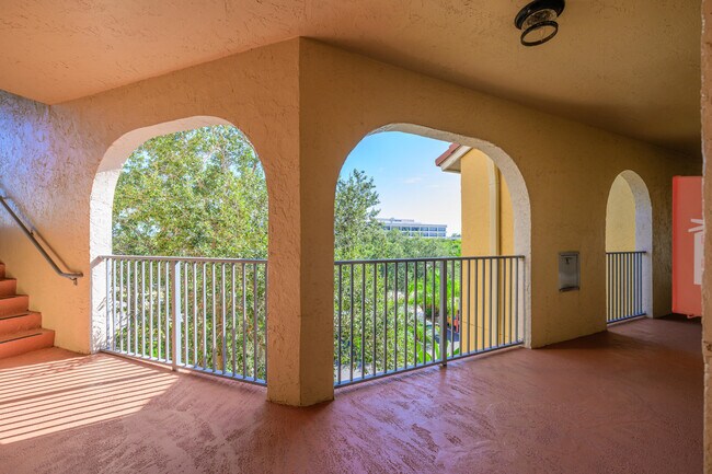 Building Photo - 800 Uno Lago Dr