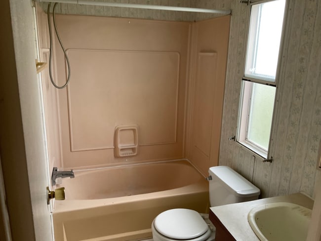 Building Photo - 205 Lorena Meadows Dr