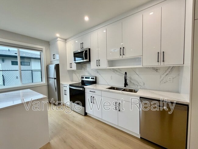 Photo du bâtiment - 1665 Highland Dr N