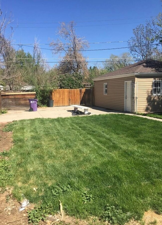 Building Photo - 1920 Xanthia St