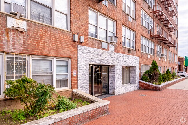 Building Photo - 2555 E 12th St