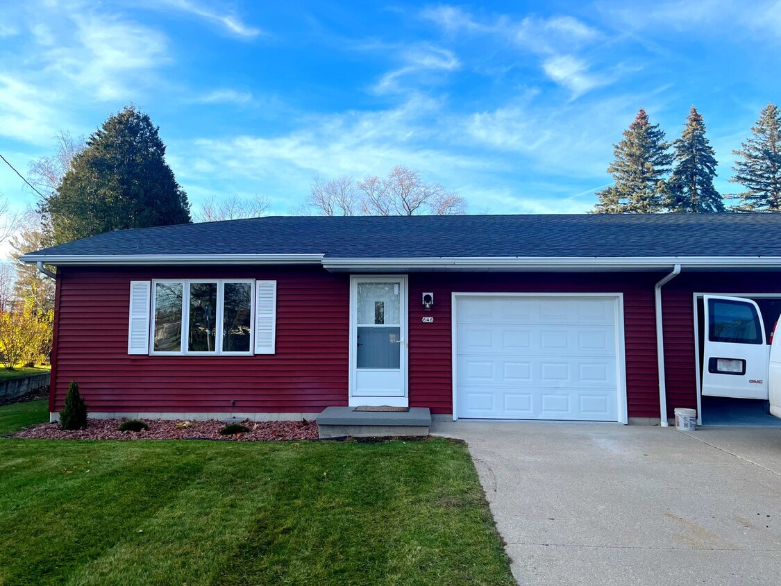 Foto principal - 644-646 Woodlawn Dr - Duplex