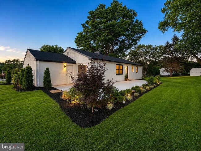 Building Photo - 800 Falcon Ln