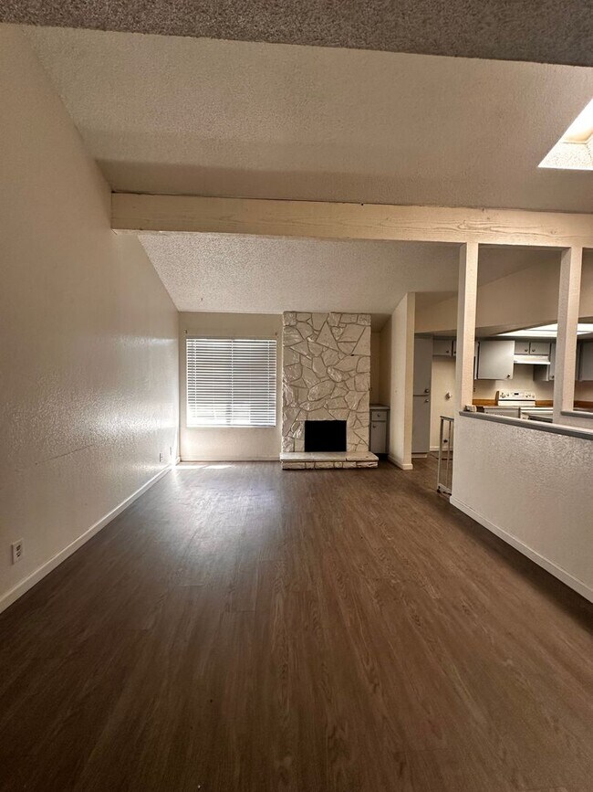 Building Photo - 2 Bedroom 1 Bath Townhouse for Rent