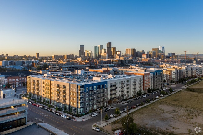 Building Photo - MAA River North