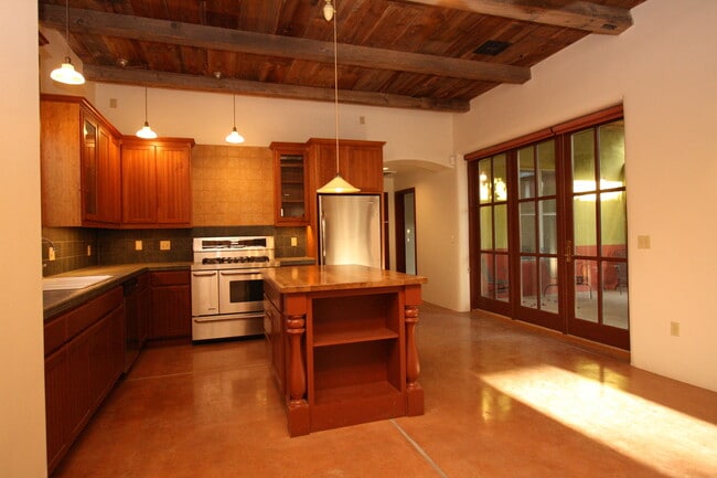Building Photo - 841 S Meyer Ave