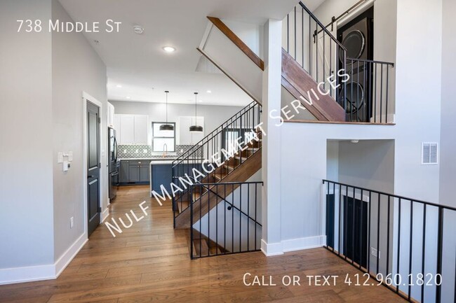 Foto del edificio - 4 bed, 3.5 bath townhouse in North Side