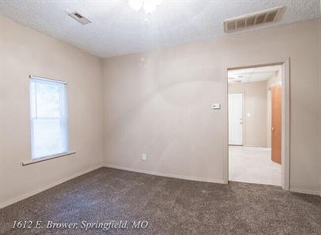 Foto del edificio - Adorable 2 Bedroom 1 Bathroom Home