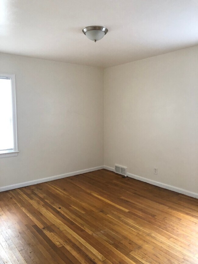 Building Photo - 3 bedroom - 1 bath - Warrendale - $1300