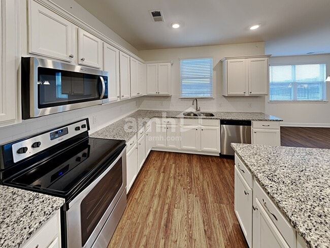 Foto del edificio - 4261 Longfellow Dr