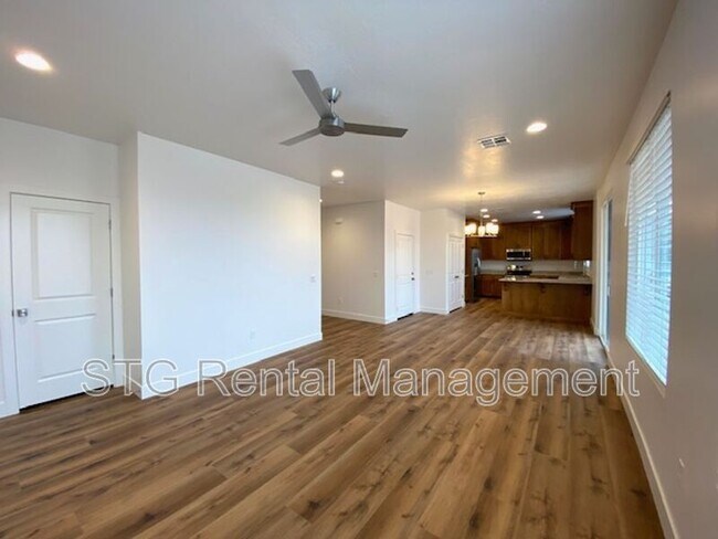 Foto del edificio - 438 N Stone Mountain Dr