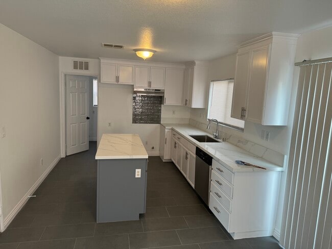 Foto del edificio - 1711 E 68th St