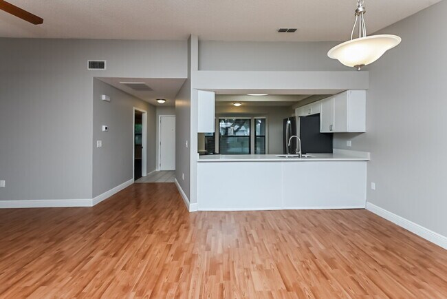 Building Photo - 9136 Lometa Ln