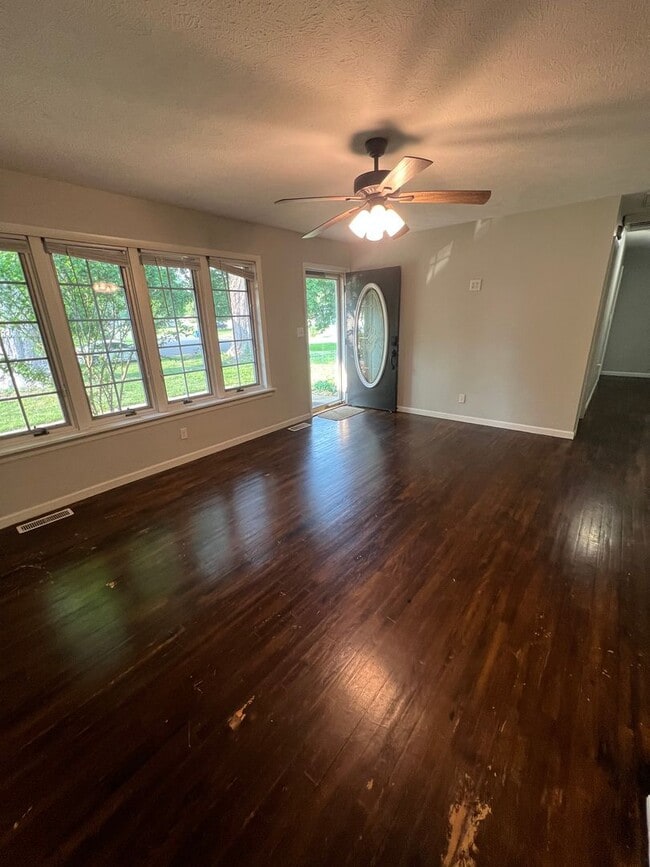 Building Photo - Move in Ready Walking distance to Bridgevi...