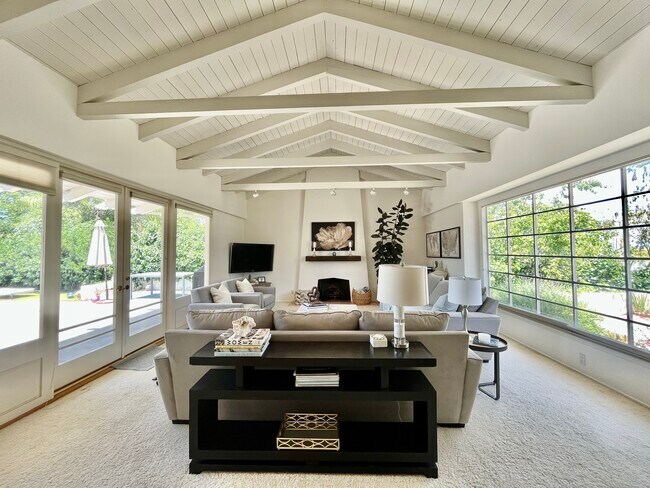 Foto del edificio - 3923 Encino Hills Pl