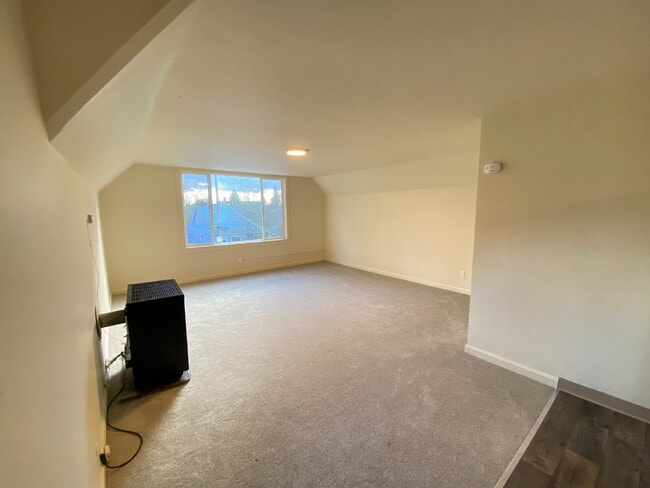Foto del edificio - 2-Bedroom, Upstairs, Hawthorne District