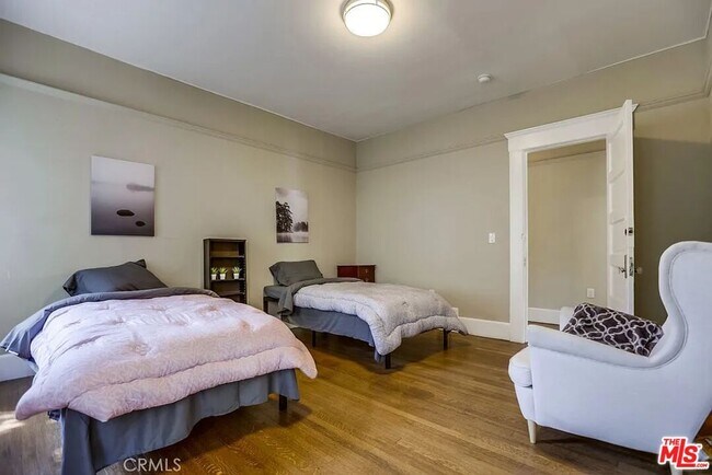 Foto del edificio - 2901 Raymond Ave