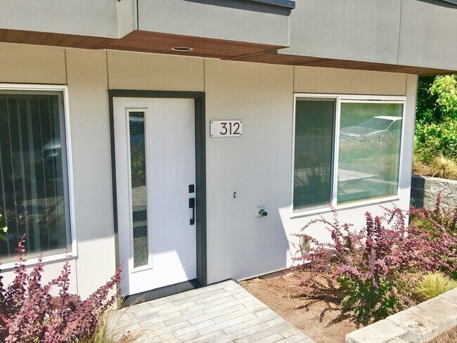 Foto del edificio - Stunning Town Home with Views of the Sound!