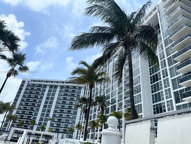 Foto del edificio - 10275 Collins Ave