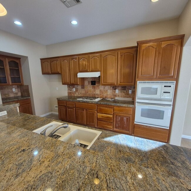 Building Photo - Spacious 3 Bedroom home with office in South Elk Grove.  Nice Home!