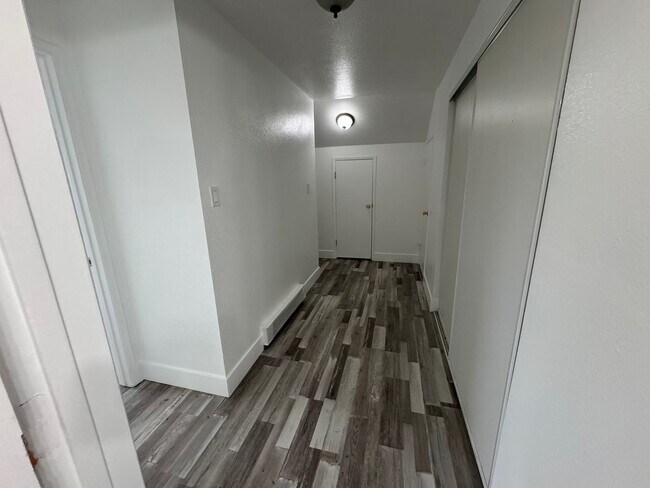 Building Photo - 2 bedroom 1.5 bathroom with large garage i...