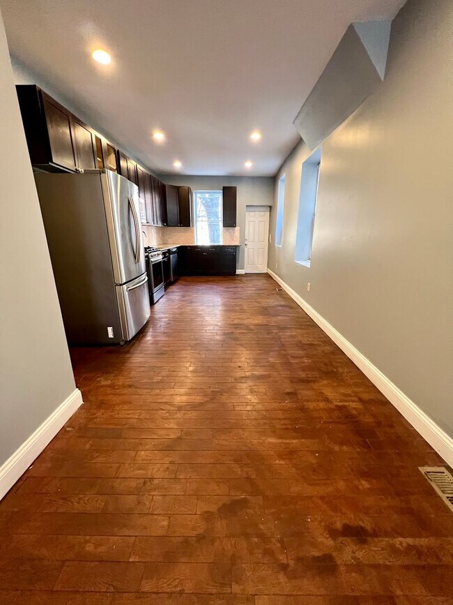 Foto del edificio - Beautiful 3-Bedroom Townhome in Kingsessin...