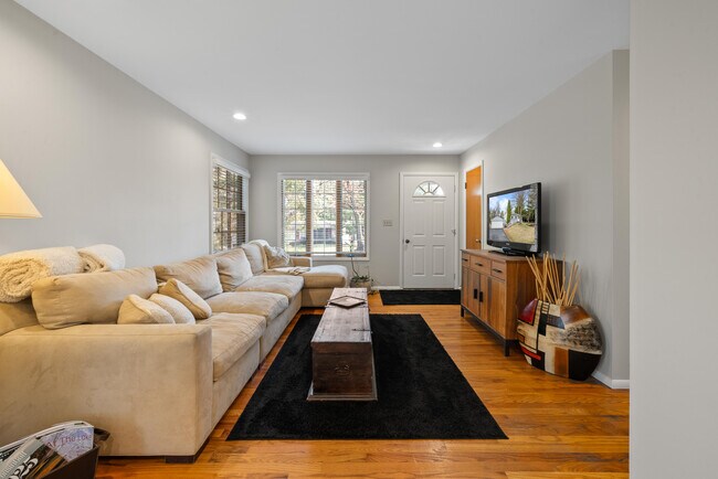 Foto del edificio - 438 Sylvan Dr