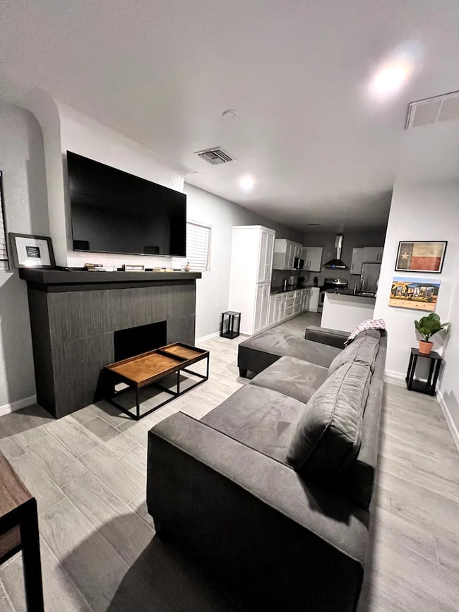 Building Photo - 3025 E Missouri Ave