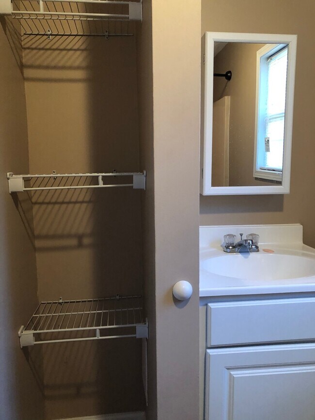 Building Photo - 503 N Bradford Ave