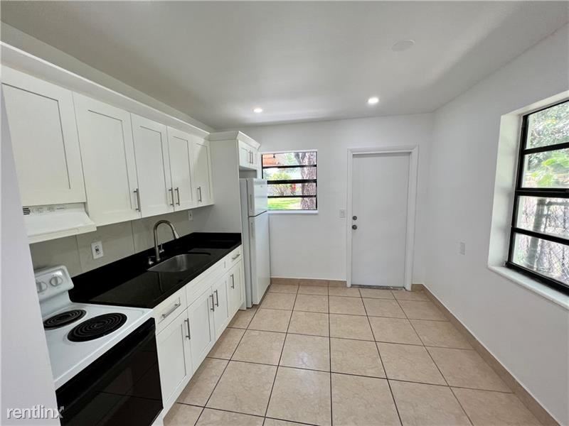 Building Photo - 2 br, 1 bath House - 825 SW 6th St # B