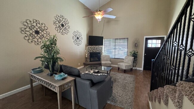 Foto del edificio - PRICE REDUCTION**** Fully Furnished Long T...